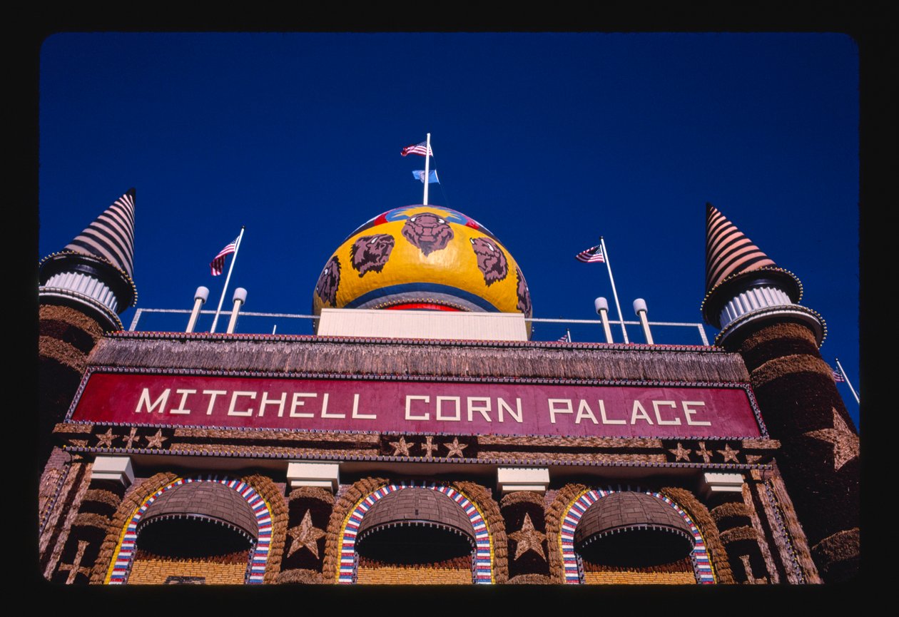 Corn Palace, pohled z nízkého úhlu, Mitchell, Jižní Dakota, USA od John Margolies