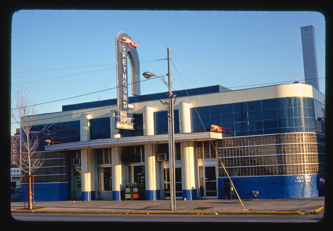 Autobusové depo Greyhound, Columbia, Jižní Karolína, USA od John Margolies