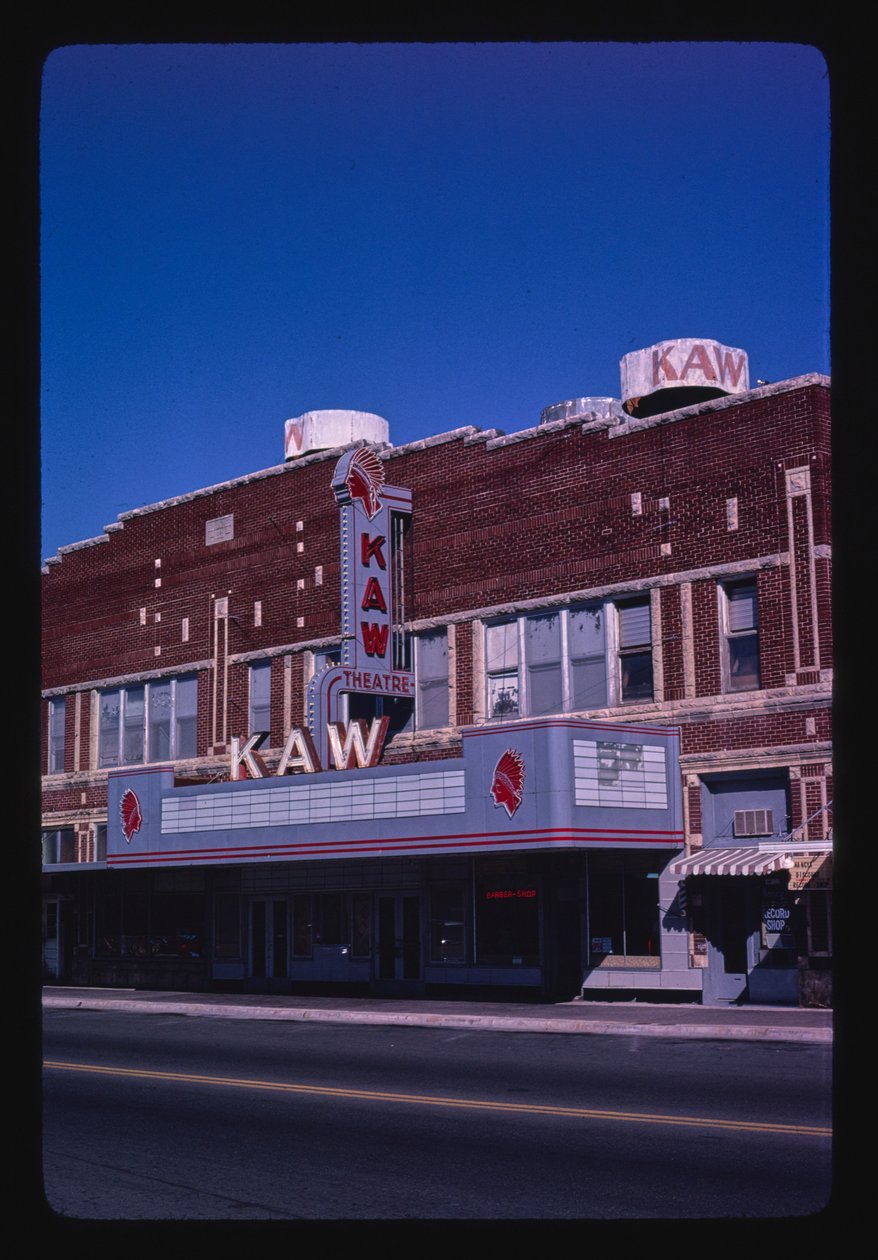 Kaw Theater, Washington Street, Junction City, Kansas, USA od John Margolies