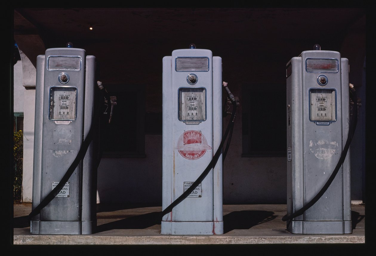 Olympic Gas Pumps, San Diego, Kalifornie, USA od John Margolies