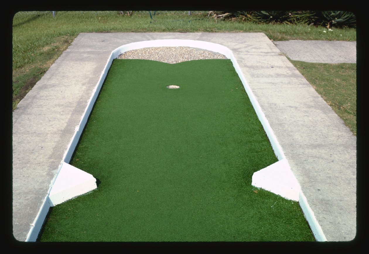 Pebble Trap Hole, Jekyll Island Mini Golf I, Jekyll Island, Georgia, USA od John Margolies