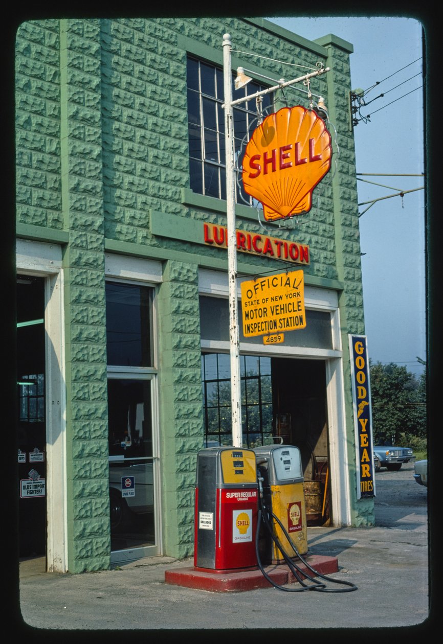 Čerpací stanice Shell, Delaware Street, Walton, New York, USA od John Margolies