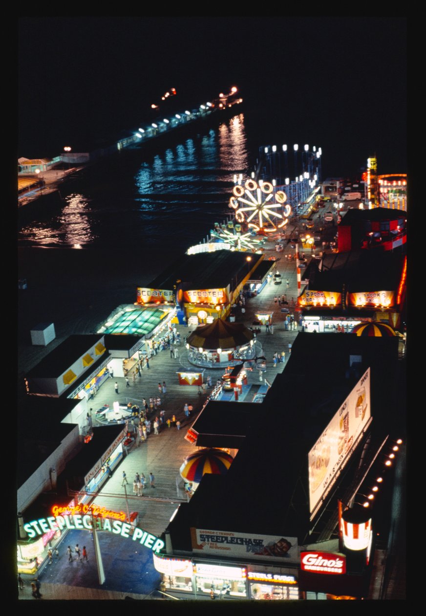 Steeplechase Pier v noci, Atlantic City, New Jersey, USA od John Margolies