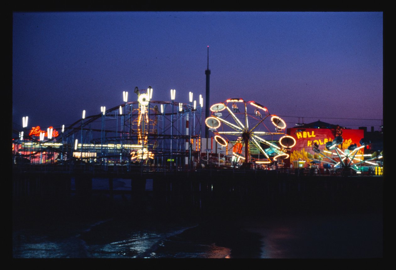 Steeplechase Pier v noci, Atlantic City, New Jersey, USA od John Margolies