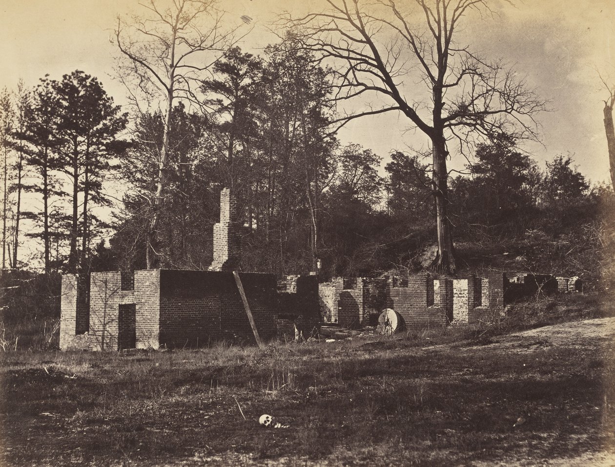 Ruins on Gaines Mill, Virginia., duben 1865 (tisk alba na tkaném papíře) od John Reekie