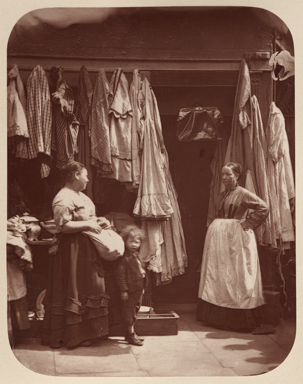 Obchod se starým oblečením, sedm číselníků od John Thomson