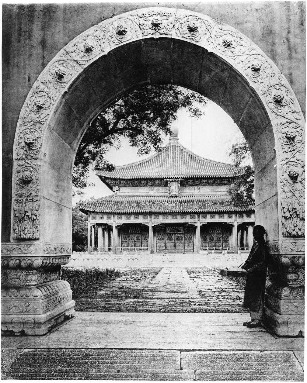 Oblouk k Síni klasiků, Peking, asi 1867-72 od John Thomson