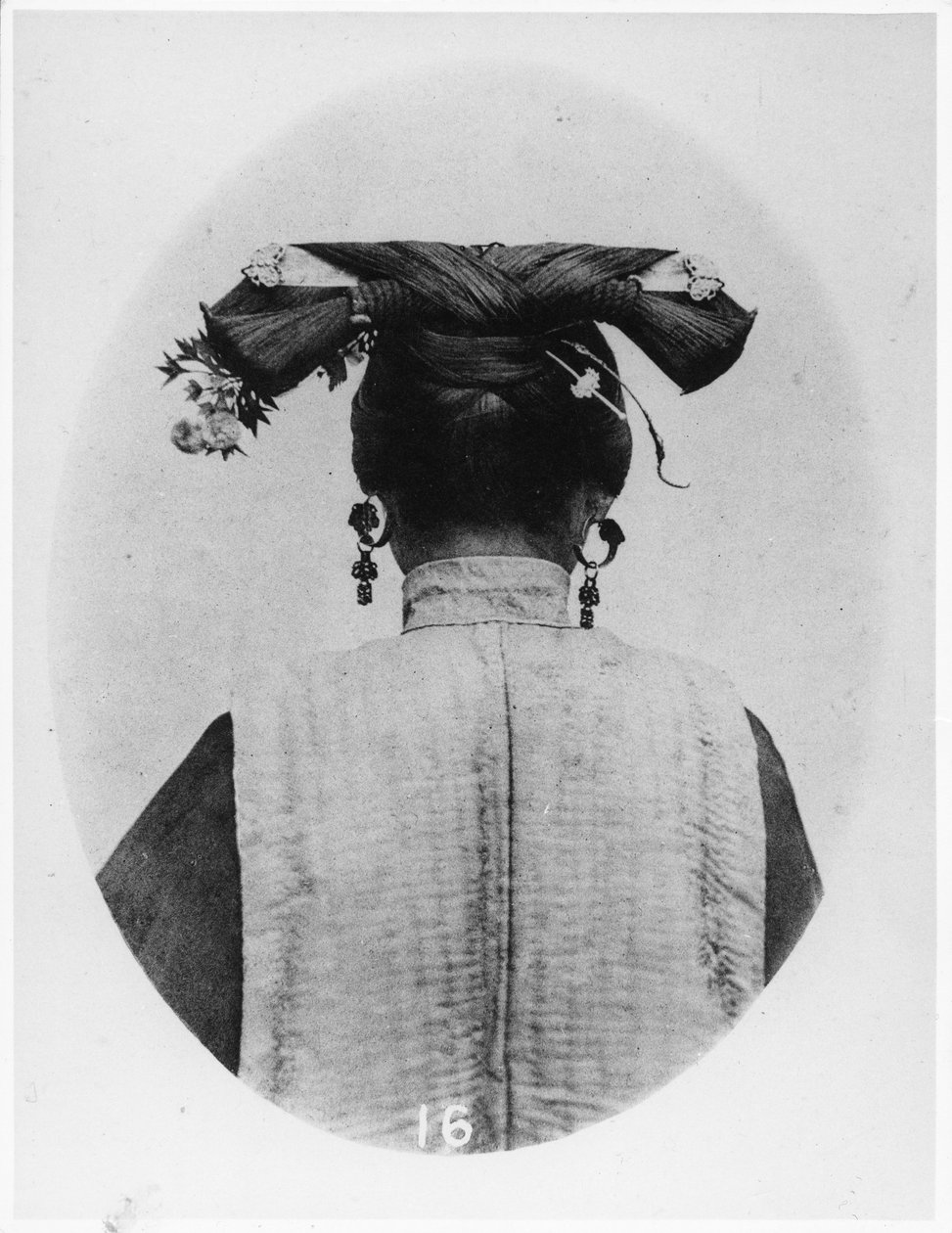 Zadní pohled na účes vdané mandžuské matrony, kolem roku 1867-72 od John Thomson
