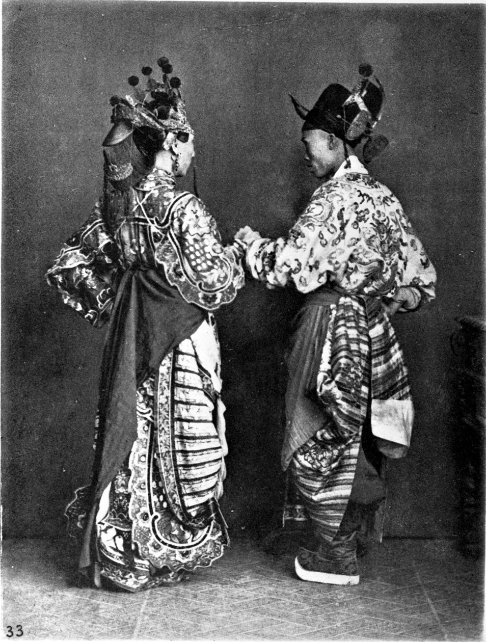 Čína, 2 herci (muži) cca 1870 (foto) od John Thomson