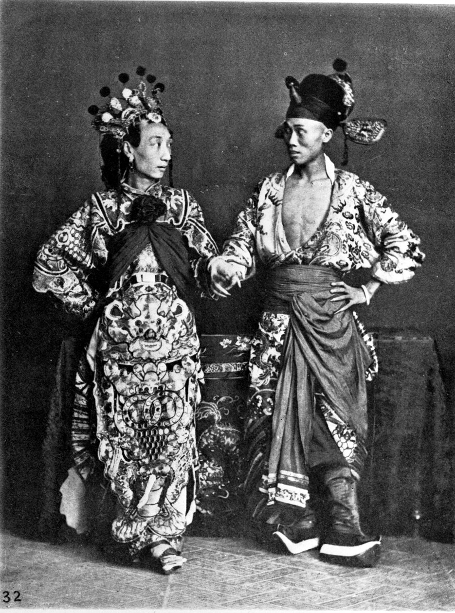 Čína, 2 herci (muži) tančí, kolem roku 1870 (foto) od John Thomson