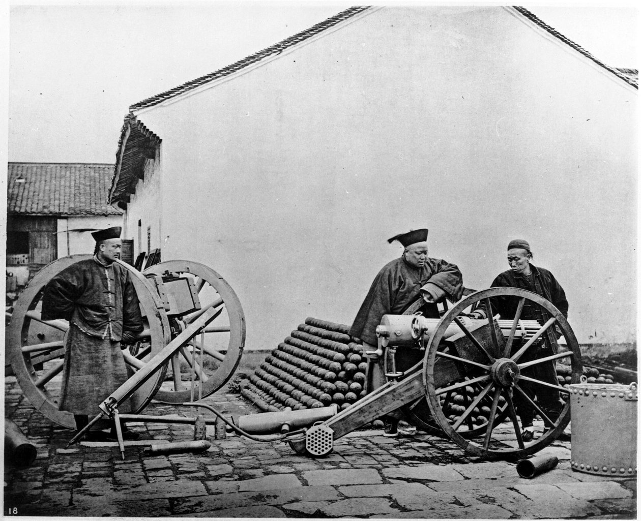 Čína, dělostřelečtí důstojníci a vojáci kolem roku 1870 (foto) od John Thomson