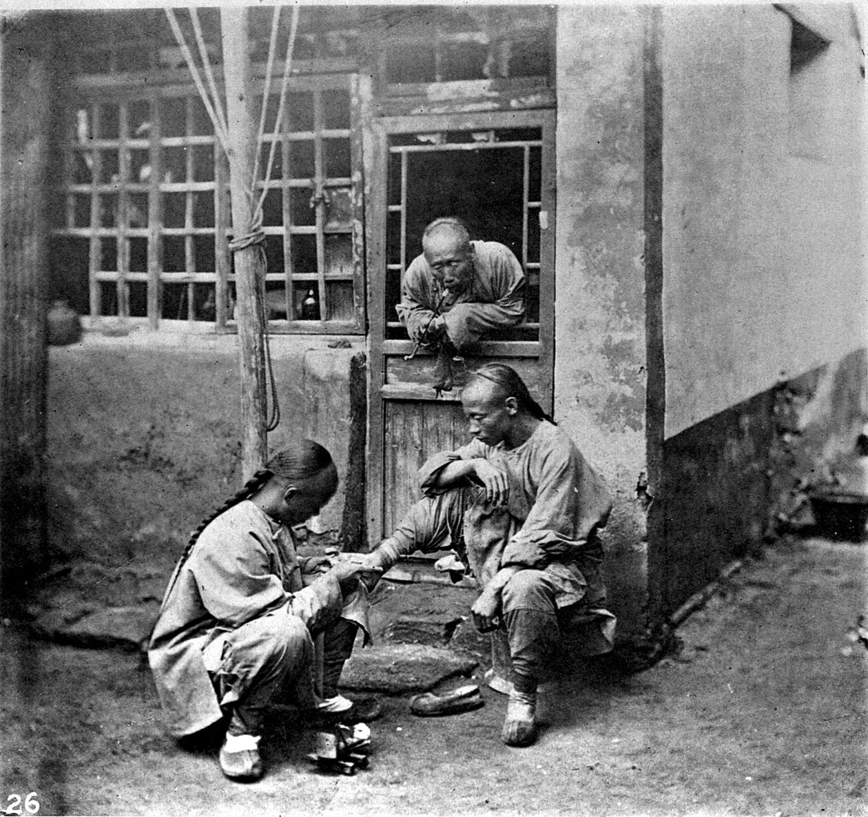 Čína, pedikúra, kolem roku 1870 (foto) od John Thomson