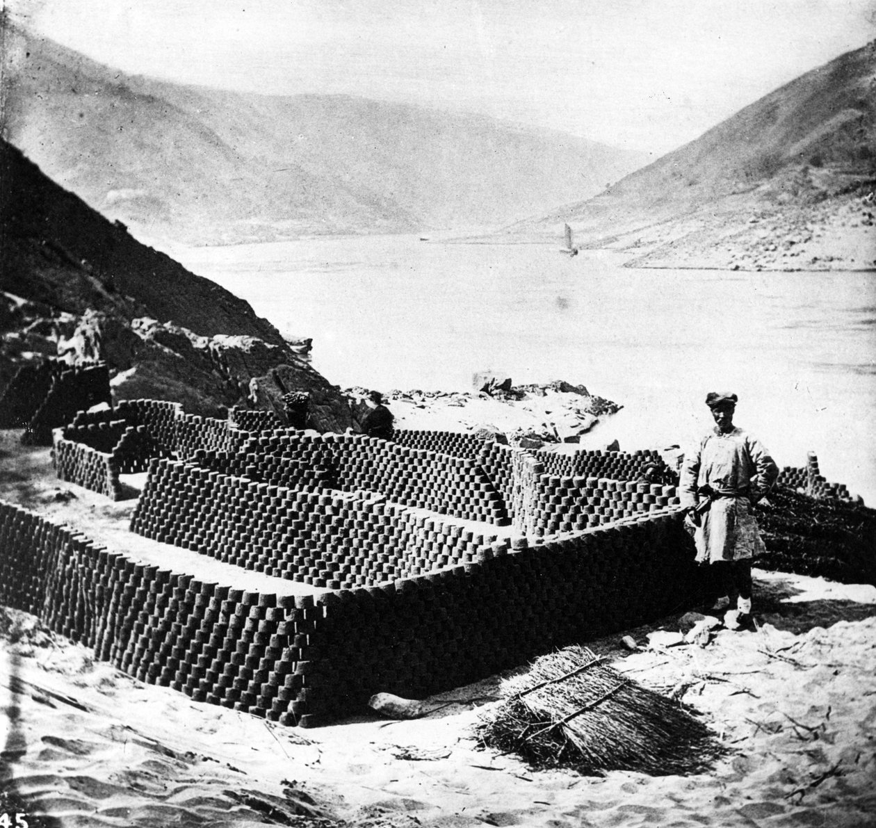 Sušící palivo pro export, provincie Chu-pej, kolem roku 1870 od John Thomson