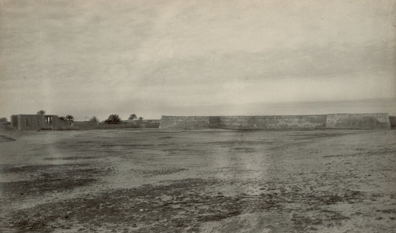 Pevnost, pravděpodobně pevnost Mosselstein VOC v Band-e Charak poblíž Bandar-e Lengeh v Íránu. od John Thomson