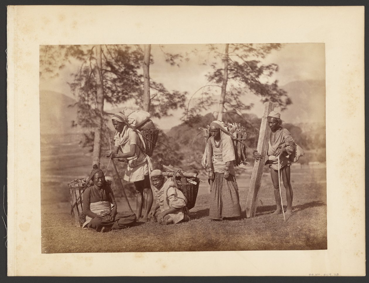 [Skupina mužů nesoucích koše] od John Thomson