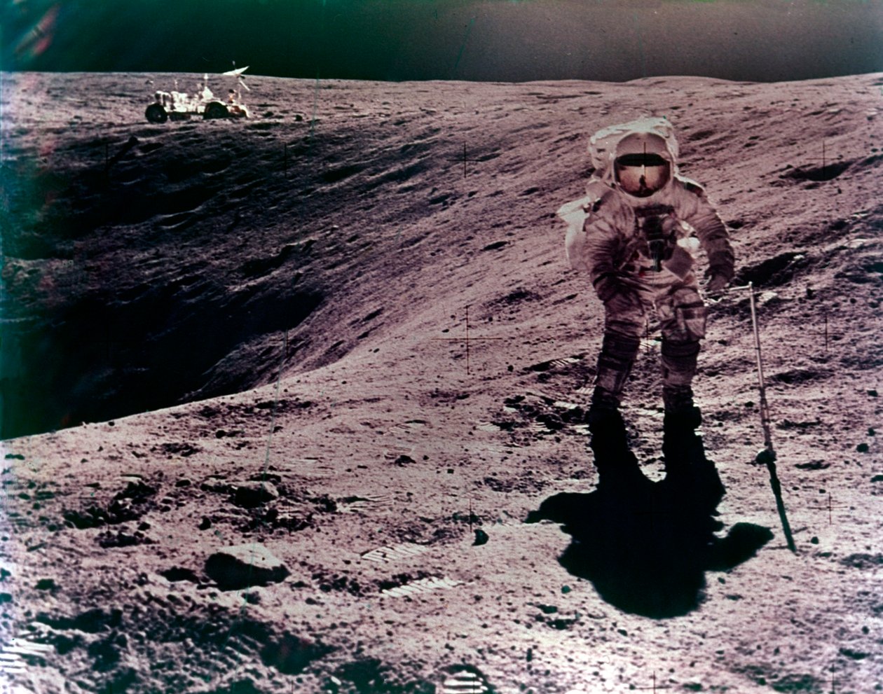 Astronaut Charles Duke na místě přistání Descartes, mise Apollo 16, duben 1972. od John Watts Young