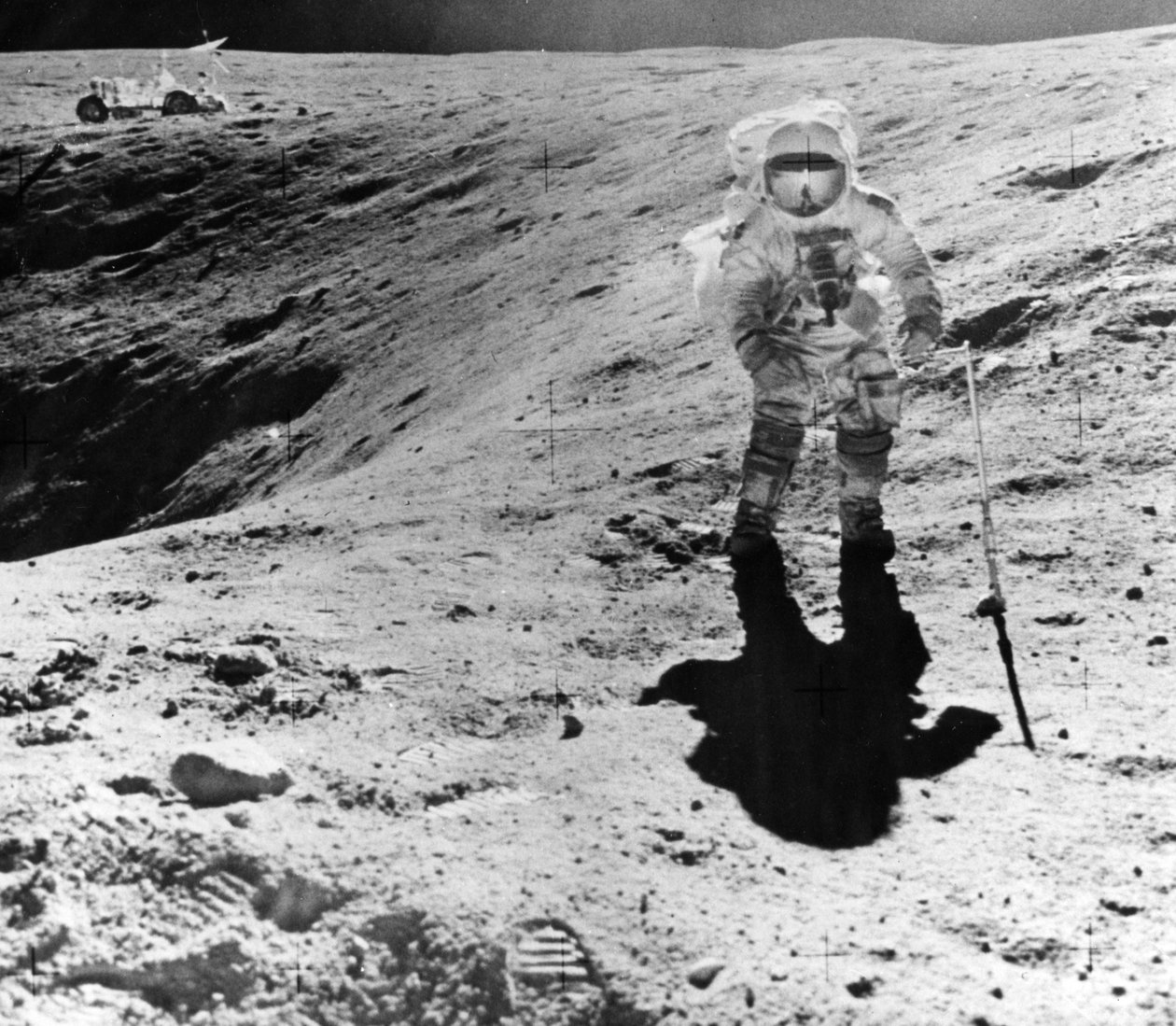 Charles Duke sbírá vzorky na místě přistání Descartes během mise Apollo 16, 1972 od John Watts Young