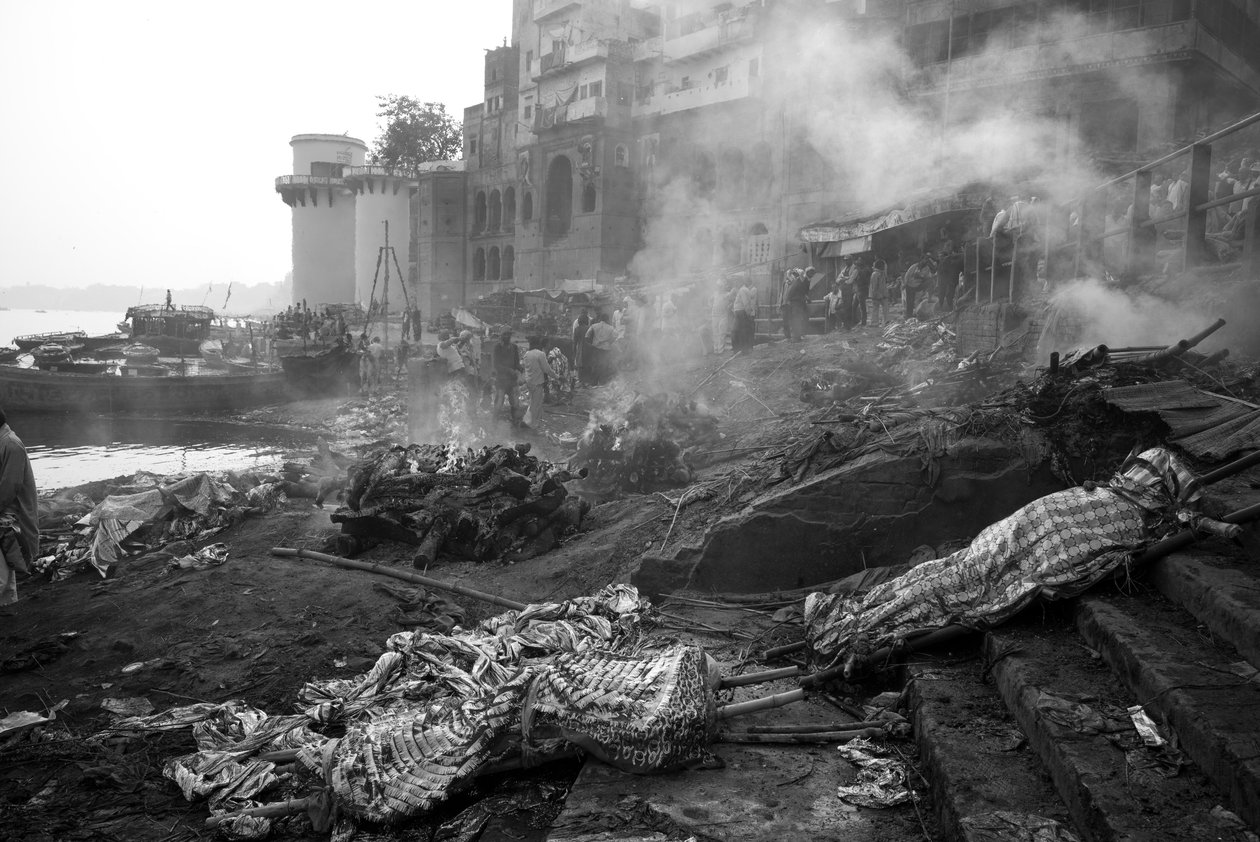 Manikarnika Ghat, Váránasí, 2016 (foto) od Jon Nicholson