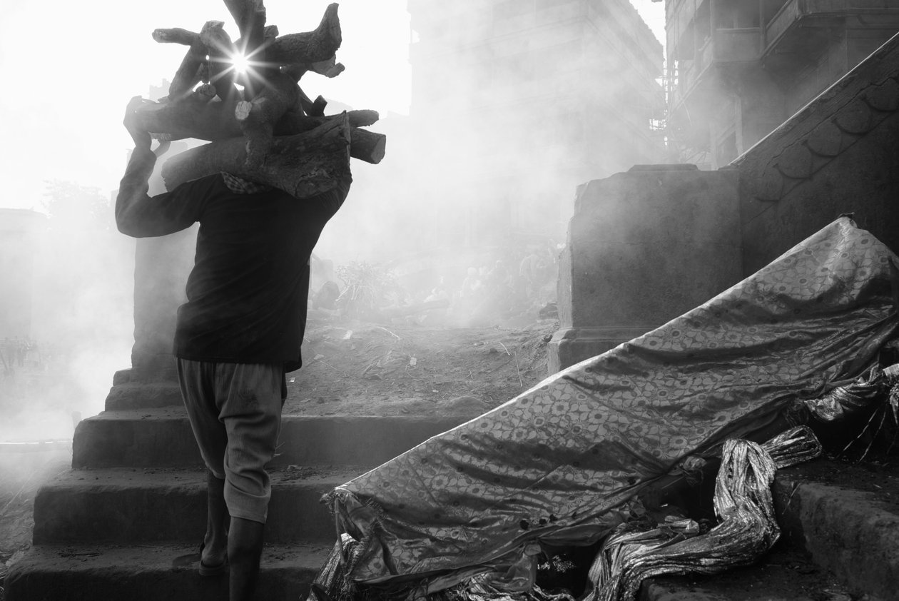 Manikarnika Ghat, Váránasí, 2016 (foto) od Jon Nicholson