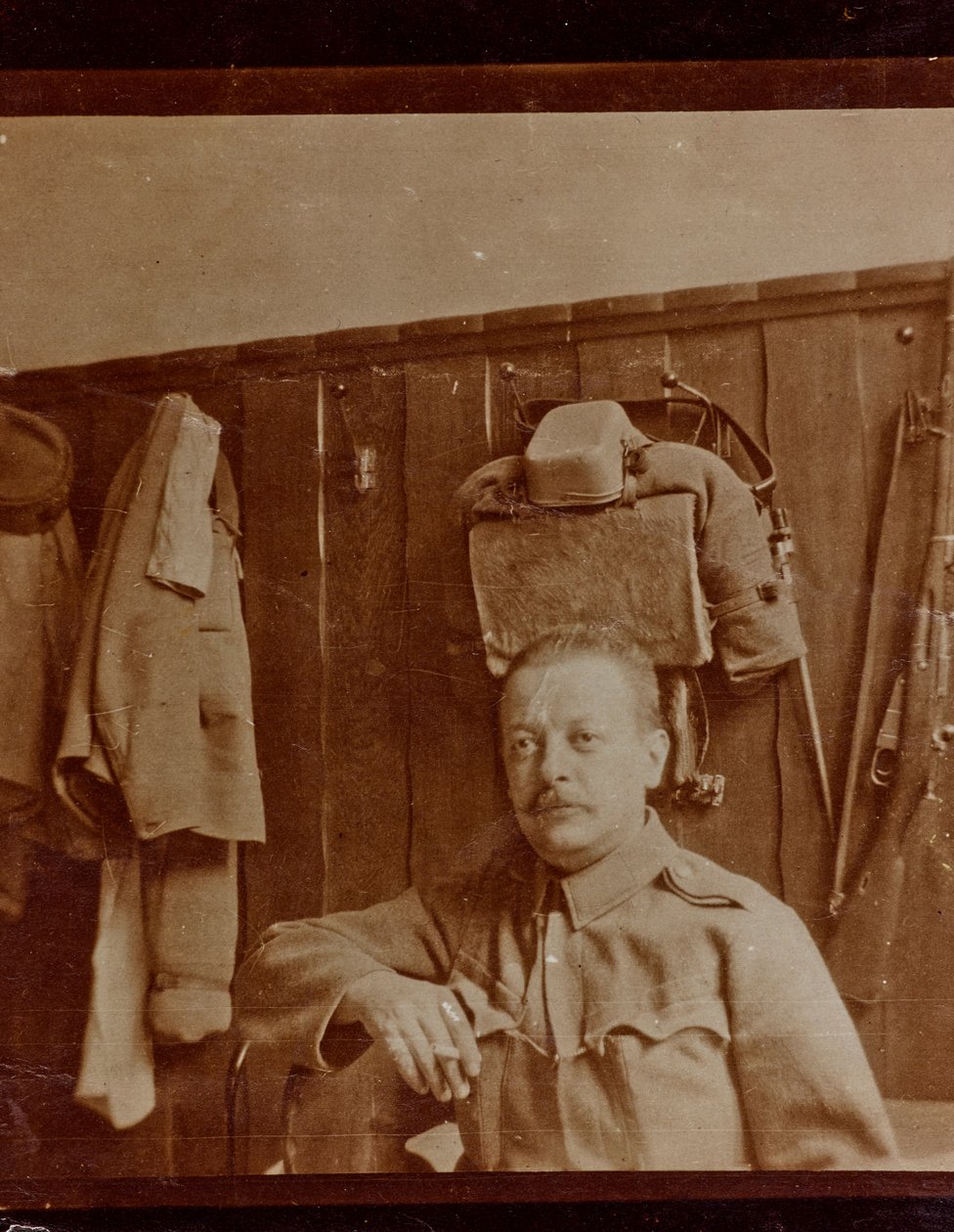 Album "Moje světová válka - vzpomínky na jihozápadní frontu v Korutanech, Itálie, Trentino-Alto Adige) 31.3.1915-12.11. 1918 - Josef Zohles Vídeň ": portrét vojáka (čb ph od Josef Zohles