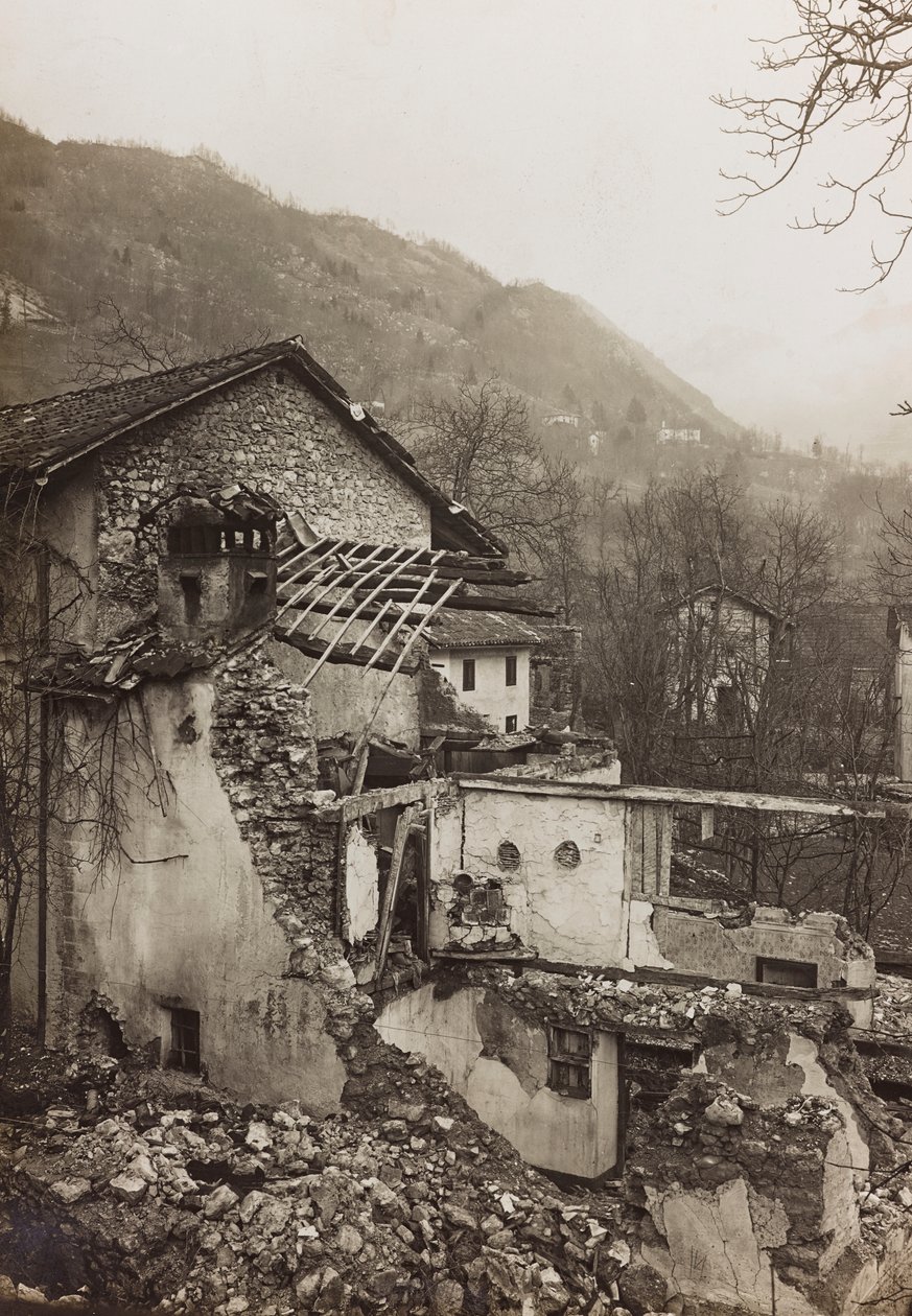 Album "Meine weltkriegs - Erinnerungen Jihozápadní fronta (Korutany, Itálie, Jižní Tyrolsko) (Moje světová válka - vzpomínky na jihozápadní frontu v Korutanech, Itálie, Trentino-Alto Adige) 31/03/1915-12/11/ 1918 - Josef Zohles Wien ": trosky domu (čb od Josef Zohles