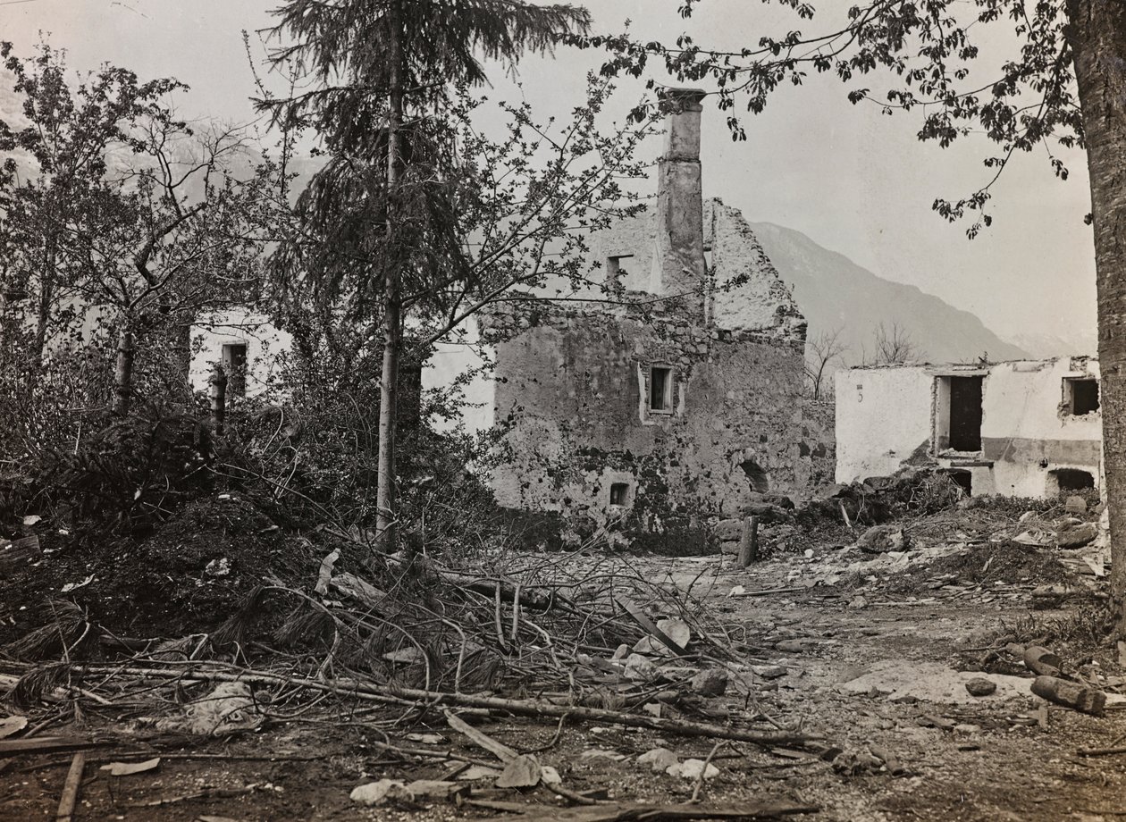 Album "Moje světová válka - vzpomínky na jihozápadní frontu v Korutanech, Itálie, Trentino-Alto Adige) 31.3.1915-12.11. 1918 - Vídeň Josefa Zohleho ": sutiny v Bovci (čb foto) od Josef Zohles