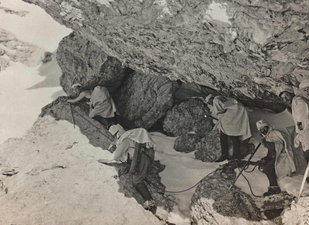Album "Moje světová válka - vzpomínky na jihozápadní frontu v Korutanech, Itálie, Trentino-Alto Adige) 31.3.1915-12.11. 1918 - Josef Zohles Vídeň ": vojenský bunkr v hoře od Josef Zohles