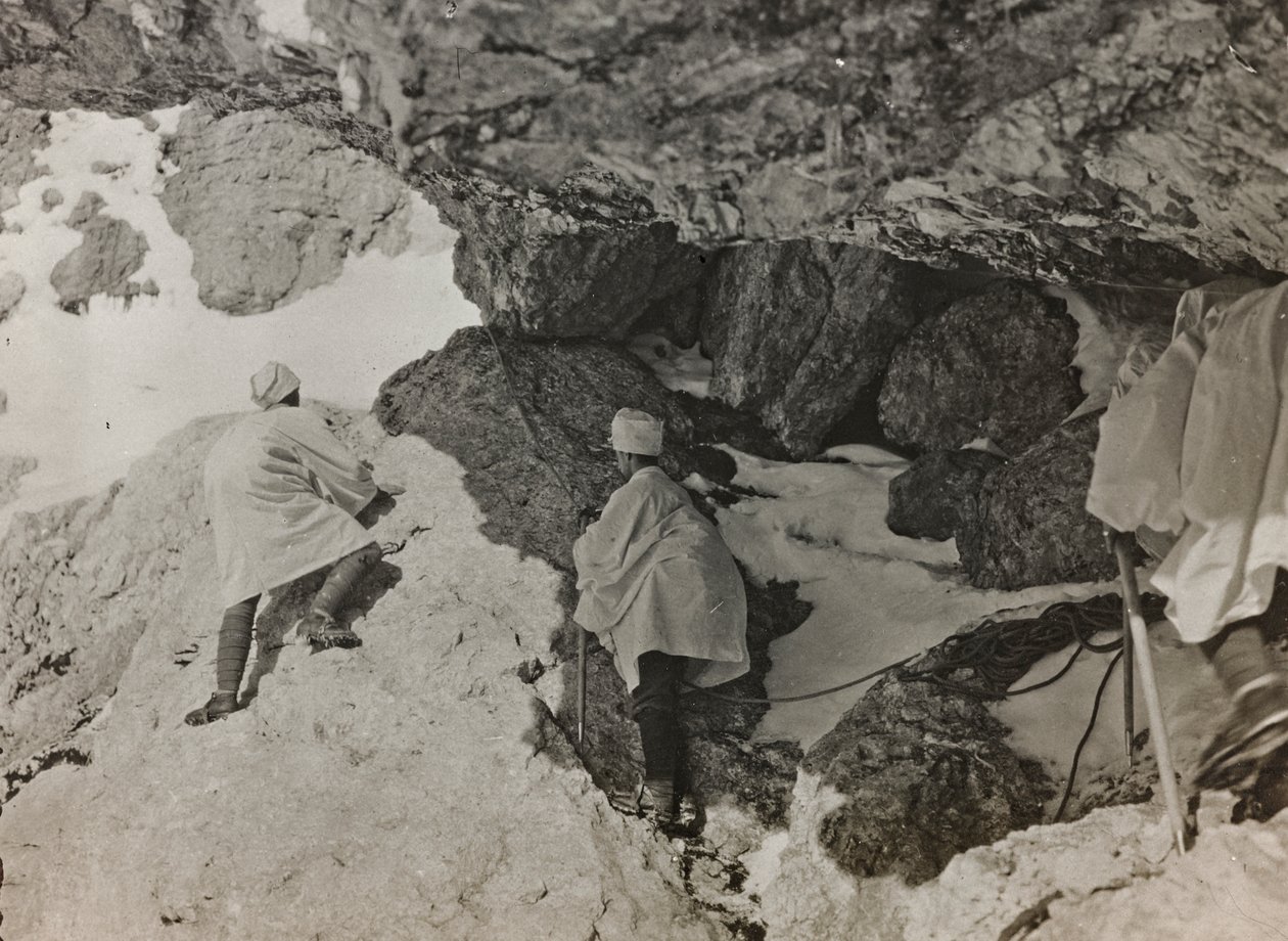 Album "Moje světová válka - vzpomínky na jihozápadní frontu v Korutanech, Itálie, Trentino-Alto Adige) 31.3.1915-12.11. 1918 - Josef Zohles Vídeň ": vojenský bunkr v hoře od Josef Zohles