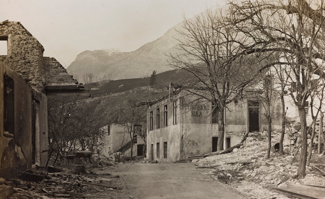 Album "Moje světová válka - vzpomínky na jihozápadní frontu v Korutanech, Itálie, Trentino-Alto Adige) 31.3.1915-12.11. 1918 - Vídeň Josefa Zohleho ": sutiny v Bovci (čb foto) od Josef Zohles