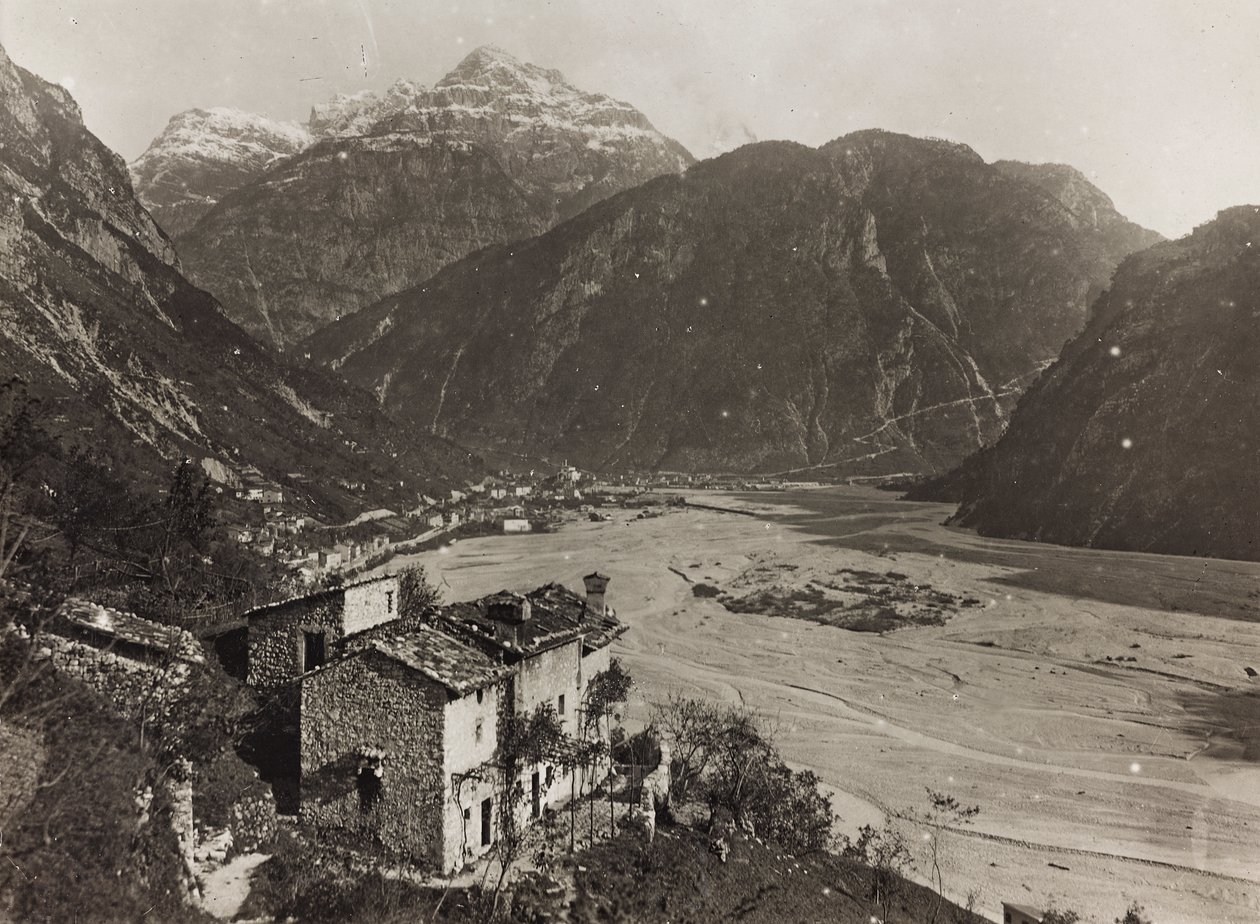 Album "Moje světová válka - vzpomínky na jihozápadní frontu v Korutanech, Itálie, Trentino-Alto Adige) 31.3.1915-12.11. 1918 - Josef Zohles Vídeň ": pohled na Chiusaforte (čb ph od Josef Zohles