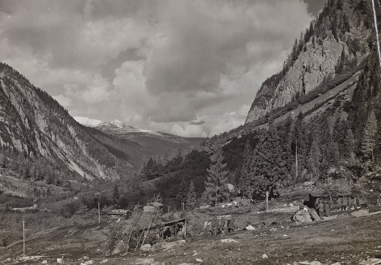 Album "Moje světová válka - vzpomínky na jihozápadní frontu v Korutanech, Itálie, Trentino-Alto Adige) 31.3.1915-12.11. 1918 - Josef Zohles Vídeň ": vojáci v údolí L od Josef Zohles