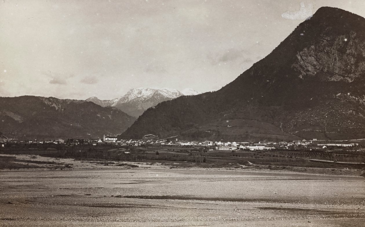 Album "Moje světová válka - vzpomínky na jihozápadní frontu v Korutanech, Itálie, Trentino-Alto Adige) 31.3.1915-12.11. 1918 - Vídeň Josefa Zohleho ": pohled na Tolmezzo (č/b foto od Josef Zohles