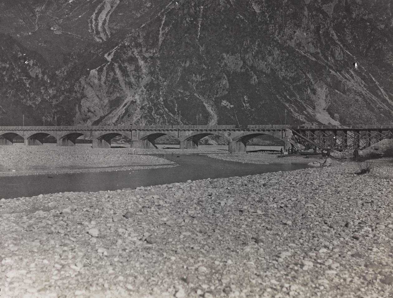 Album "Moje světová válka - vzpomínky na jihozápadní frontu v Korutanech, Itálie, Trentino-Alto Adige) 31.3.1915-12.11. 1918 - Vídeň Josefa Zohleho ": vojenský most přes Ta od Josef Zohles