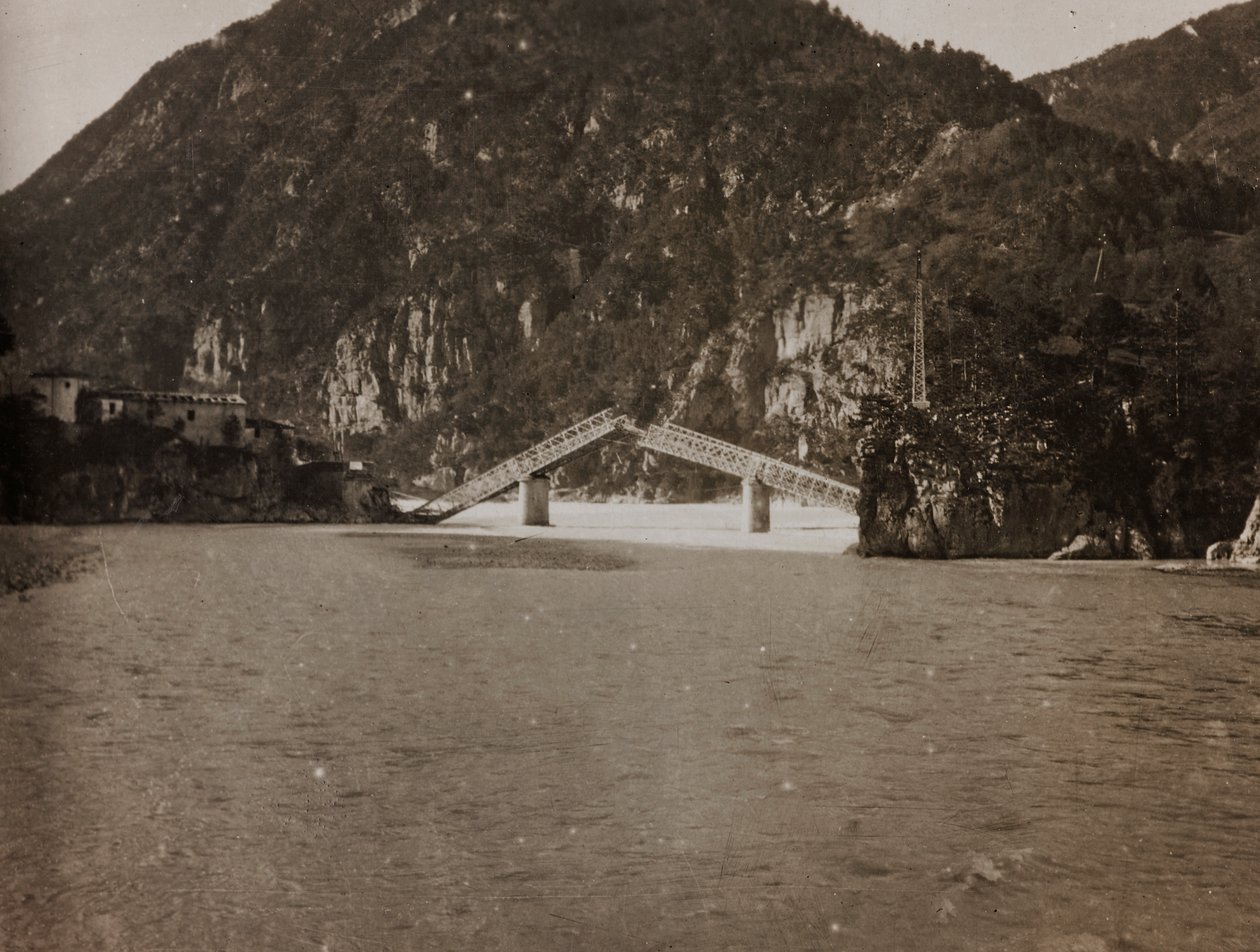 Album "Moje světová válka - vzpomínky na jihozápadní frontu v Korutanech, Itálie, Trentino-Alto Adige) 31.3.1915-12.11. 1918 - Vídeň Josefa Zohleho ": most byl vytěžen v Moggio od Josef Zohles