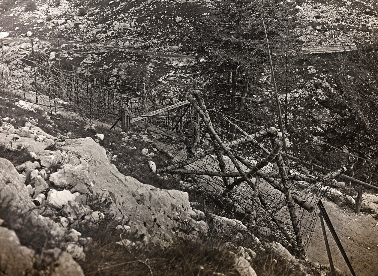 Album "Moje světová válka - vzpomínky na jihozápadní frontu v Korutanech, Itálie, Trentino-Alto Adige) 31.3.1915-12.11. 1918 - Josef Zohles Vídeň ": ostnatý drát (č/b foto) od Josef Zohles