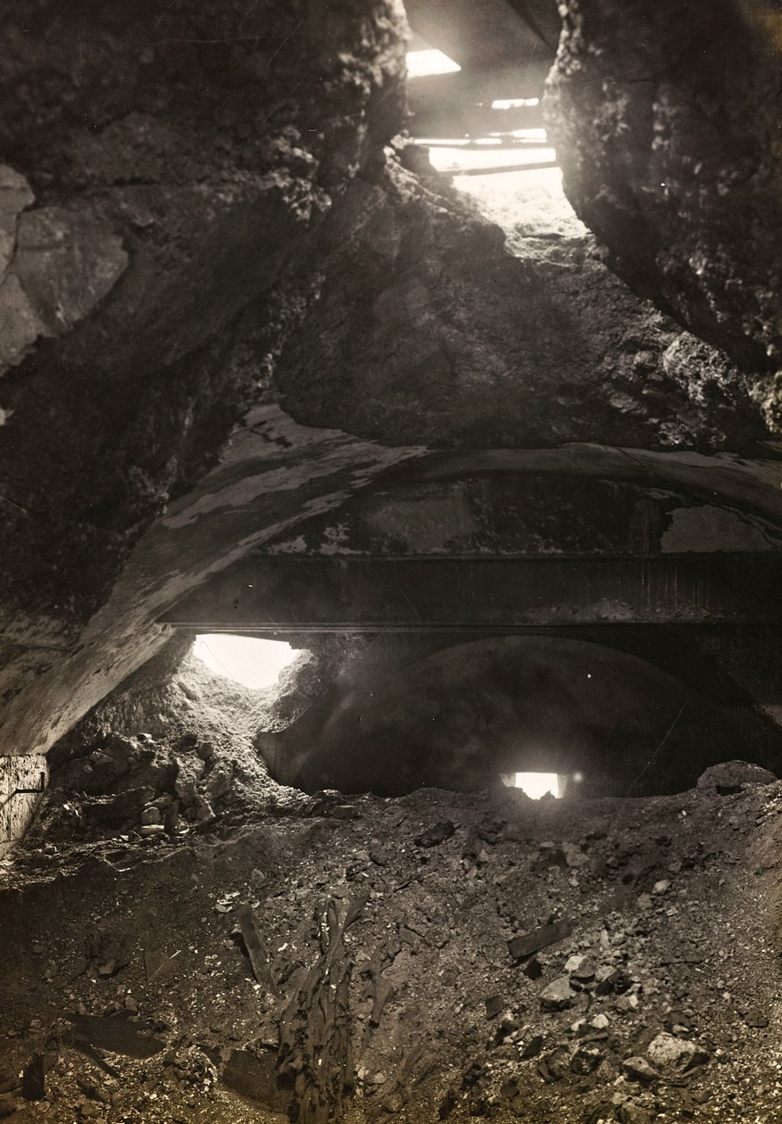 Album "Meine weltkriegs - Erinnerungen Jihozápadní fronta (Korutany, Itálie, Jižní Tyrolsko) (Moje světová válka - vzpomínky na jihozápadní frontu v Korutanech, Itálie, Trentino-Alto Adige) 31/03/1915-12/11/ 1918 - Josef Zohles Wien ": trosky továrny (č/b  od Josef Zohles