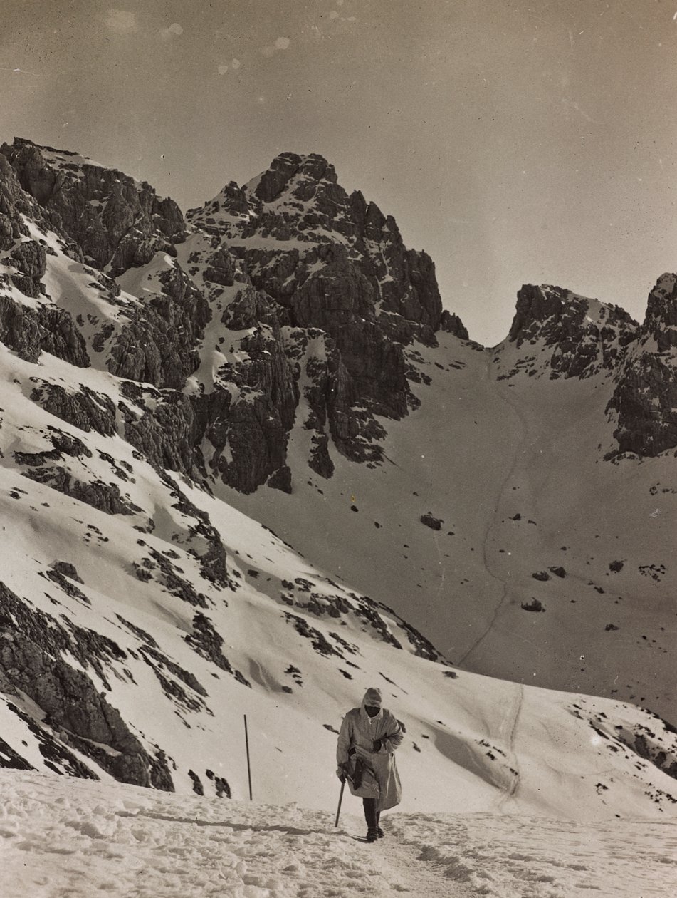 Album "Moje světová válka - vzpomínky na jihozápadní frontu v Korutanech, Itálie, Trentino-Alto Adige) 31.3.1915-12.11. 1918 - Josef Zohles Vídeň ": voják v Alpách (čb ph od Josef Zohles