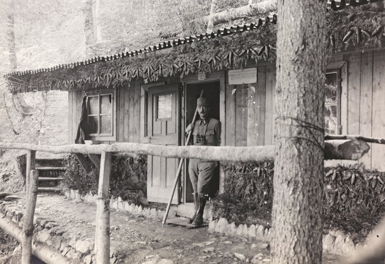 Album "Moje světová válka - vzpomínky na jihozápadní frontu v Korutanech, Itálie, Trentino-Alto Adige) 31.3.1915-12.11. 1918 - Josef Zohles Vídeň ": Velitelský úřad (č/b foto od Josef Zohles