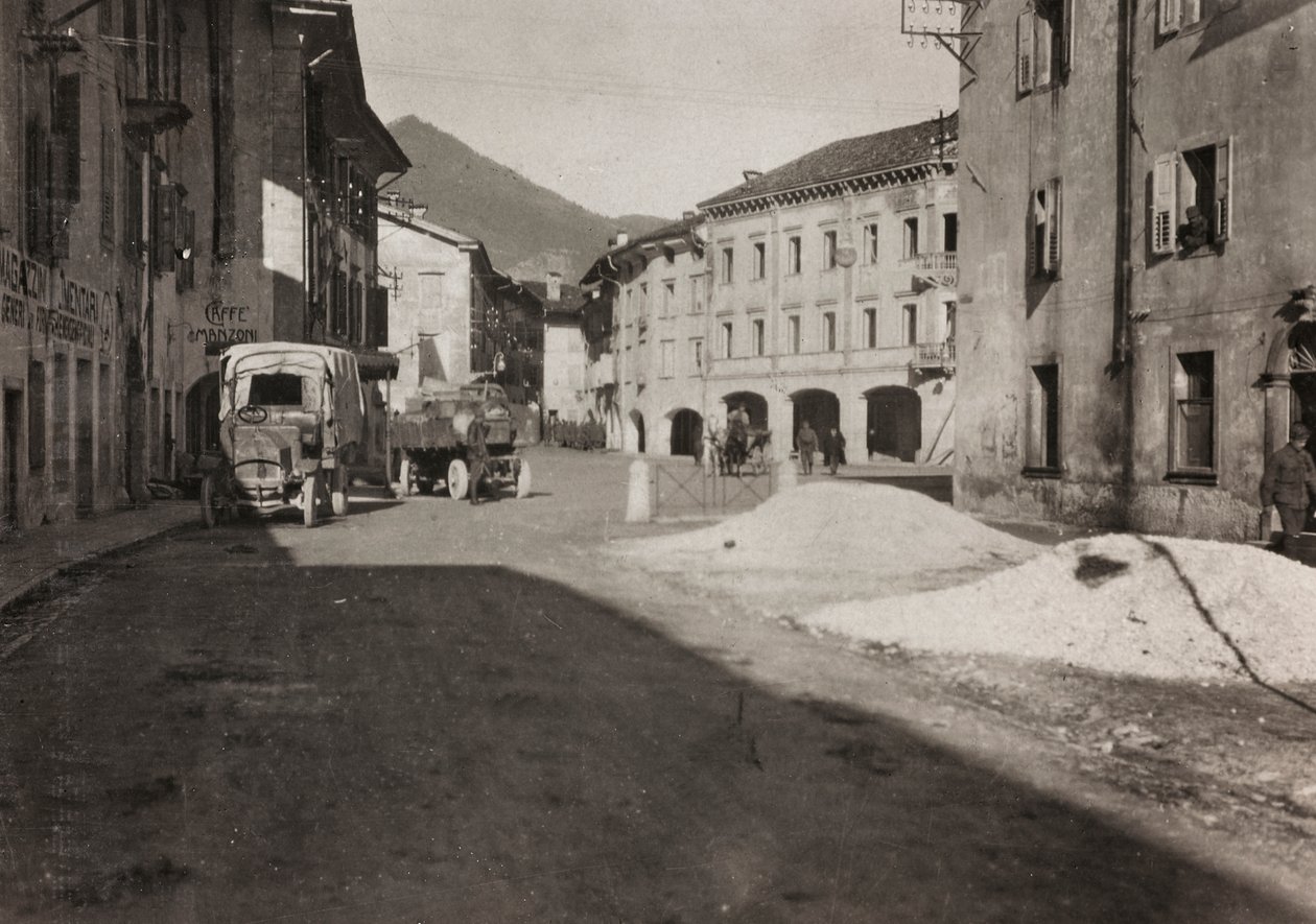 Album "Moje světová válka - vzpomínky na jihozápadní frontu v Korutanech, Itálie, Trentino-Alto Adige) 31.3.1915-12.11. 1918 - Vídeň Josefa Zohleho ": náměstí Tolmezzo (č/b foto) od Josef Zohles
