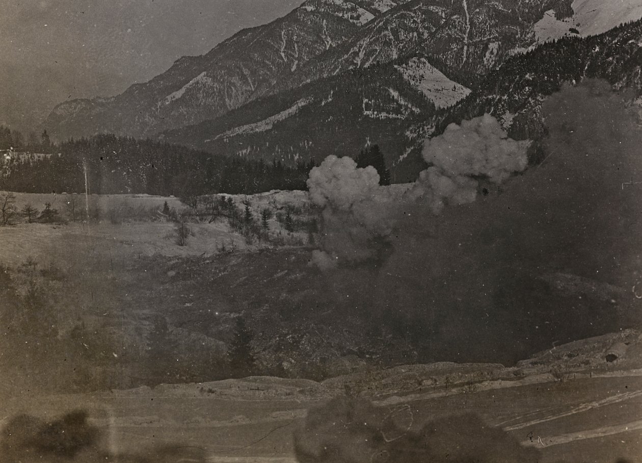 Album "Moje světová válka - vzpomínky na jihozápadní frontu v Korutanech, Itálie, Trentino-Alto Adige) 31.3.1915-12.11. 1918 - Vídeň Josefa Zohleho ": bombardování (čb foto) od Josef Zohles