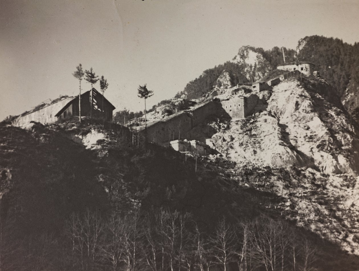 Album "Moje světová válka - vzpomínky na jihozápadní frontu v Korutanech, Itálie, Trentino-Alto Adige) 31.3.1915-12.11. 1918 - Vídeň Josefa Zohleho ": Fort Hensel (č/b foto) od Josef Zohles