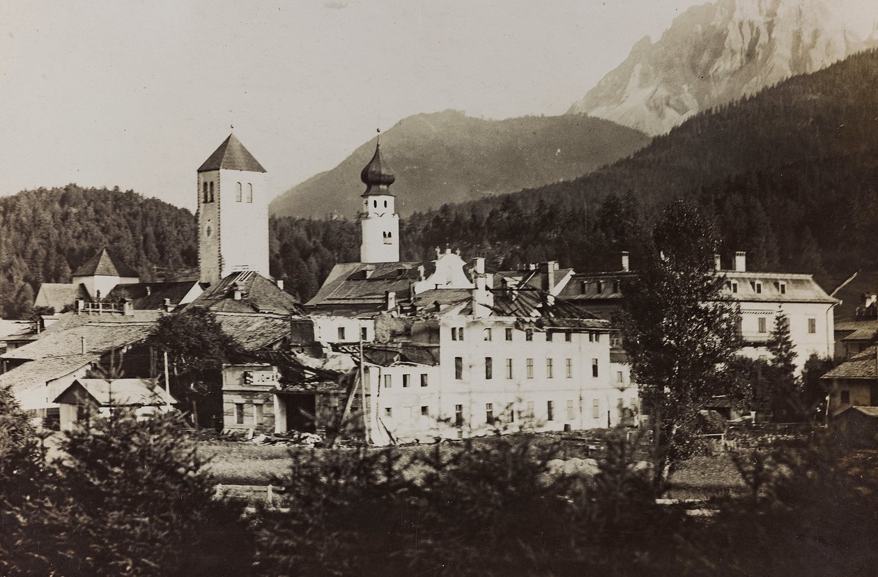 Album "Moje světová válka - vzpomínky na jihozápadní frontu v Korutanech, Itálie, Trentino-Alto Adige) 31/03/1915-12/11/ 1918 - Josef Zohles Vídeň": pohled na Dobbiaco po bombě od Josef Zohles