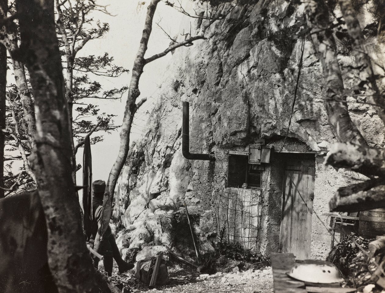 Album "Moje světová válka - vzpomínky na jihozápadní frontu v Korutanech, Itálie, Trentino-Alto Adige) 31.3.1915-12.11. 1918 - Josef Zohles Vídeň ": útočiště války (č/b foto) od Josef Zohles