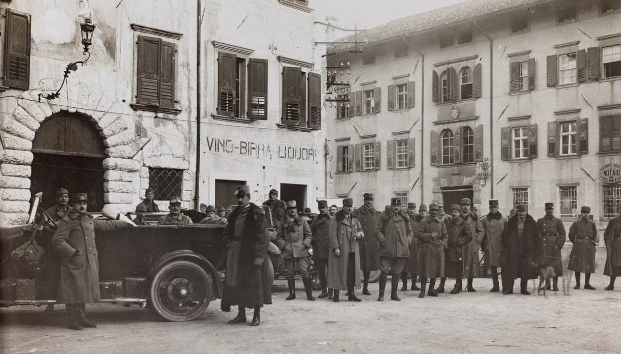 Album "Moje světová válka - vzpomínky na jihozápadní frontu v Korutanech, Itálie, Trentino-Alto Adige) 31.3.1915-12.11. 1918 - Josef Zohles Wien ": vojáci v Tolmezzu (čb p od Josef Zohles