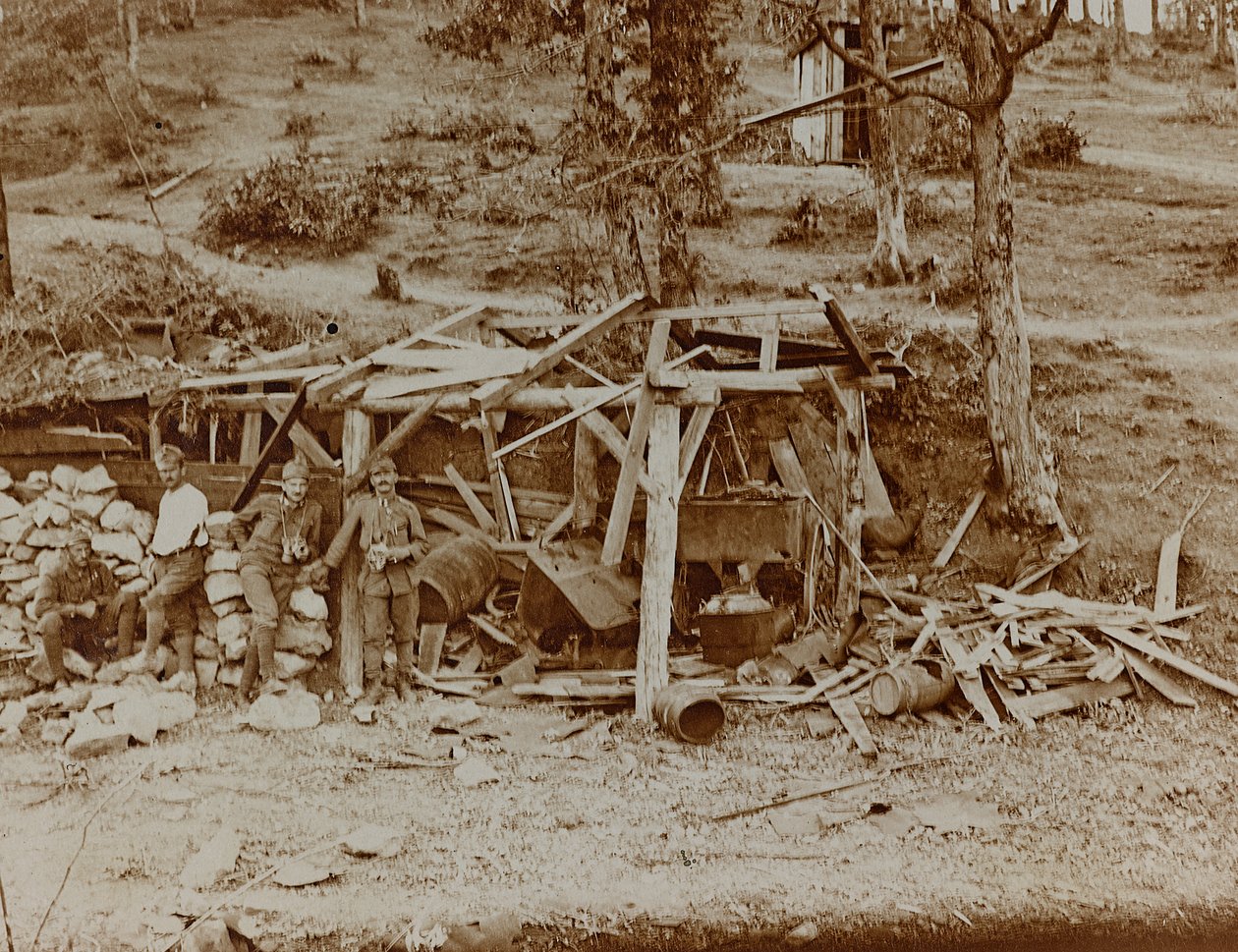 Album "Moje světová válka - vzpomínky na jihozápadní frontu v Korutanech, Itálie, Trentino-Alto Adige) 31.3.1915-12.11. 1918 - Josef Zohles Wien ": skupina vojáků (č/b foto od Josef Zohles