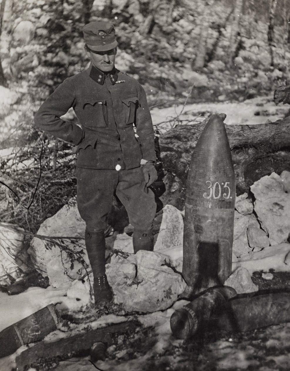 Album "Moje světová válka - vzpomínky na jihozápadní frontu v Korutanech, Itálie, Trentino-Alto Adige) 31.3.1915-12.11. 1918 - Josef Zohles Vídeň ": voják s kulkou (čb ph od Josef Zohles