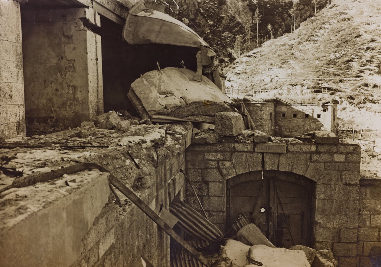 Album "Meine weltkriegs - Erinnerungen Jihozápadní fronta (Korutany, Itálie, Jižní Tyrolsko) (Moje světová válka - vzpomínky na jihozápadní frontu v Korutanech, Itálie, Trentino-Alto Adige) 31/03/1915-12/11/ 1918 - Josef Zohles Wien ": trosky továrny (č/b  od Josef Zohles