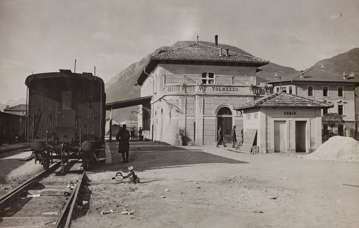 Album "Moje světová válka - vzpomínky na jihozápadní frontu v Korutanech, Itálie, Trentino-Alto Adige) 31.3.1915-12.11. 1918 - Josef Zohles Wien ": stanice Tolmezzo (č/b ph od Josef Zohles