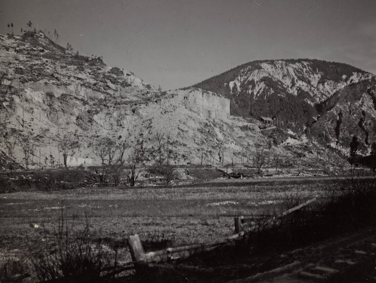 Album "Moje světová válka - vzpomínky na jihozápadní frontu v Korutanech, Itálie, Trentino-Alto Adige) 31.3.1915-12.11. 1918 - Vídeň Josefa Zohleho ": Fort Hensel (č/b foto) od Josef Zohles