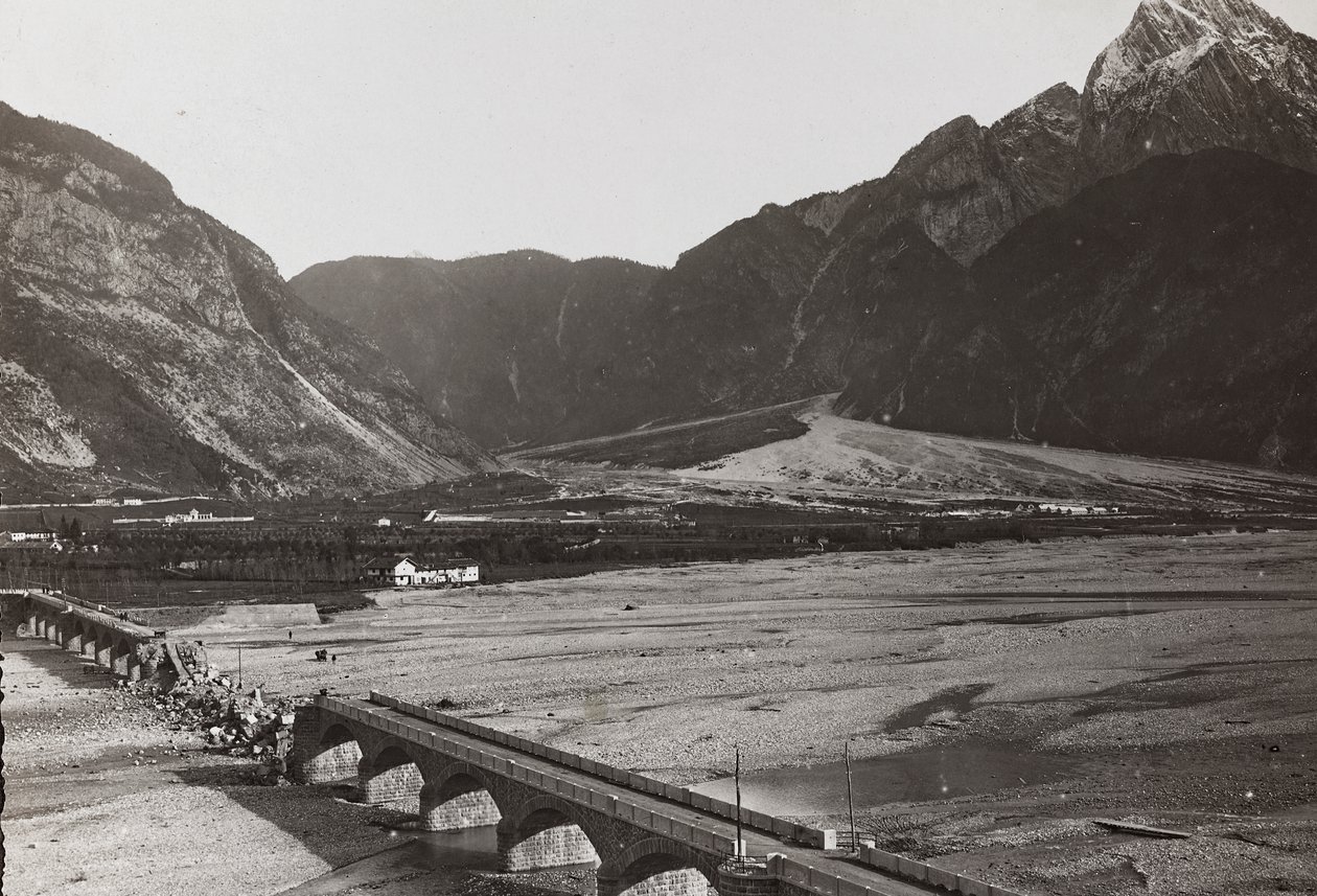 Album "Moje světová válka - vzpomínky na jihozápadní frontu v Korutanech, Itálie, Trentino-Alto Adige) 31.3.1915-12.11. 1918 - Vídeň Josefa Zohleho ": most na Tagliamentu (čb. od Josef Zohles